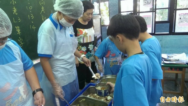 仁愛國小學生營養午餐由新北市團膳業者投標，學生反應不差。（記者俞肇福攝）