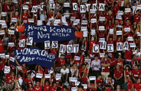 今（17）日晚間在香港旺角舉行的世界盃資格賽，由香港對上中國，上演「港中大戰」，最終以0:0完場。有香港球迷高舉「HK IS NOT CHINA」牌子，還有眾多球迷舉「BOO」的牌子，以文字噓中國國歌。（圖片取自《The News Lens 關鍵評論網 香港》臉書）