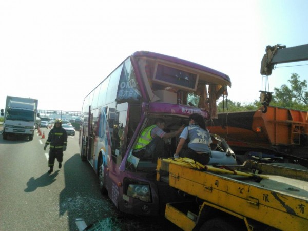 高市鼎金國中畢旅遊覽車發生車禍。（記者洪定宏翻攝）