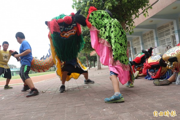 南光國小舞獅隊練習勤奮，學生不覺得累。（記者陳燦坤攝）