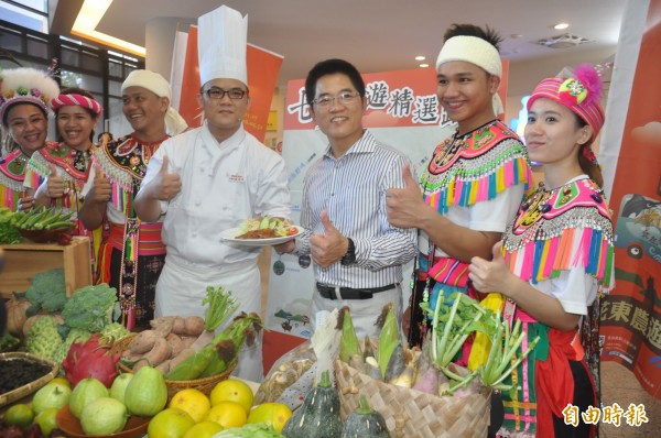 台東縣政府推出「食在。很慢」農村遊程，縣長黃健庭（右三）與樂雅樂餐廳行政主廚羅璋瑋（戴廚帽者）大讚台東食材。（記者黃明堂攝）