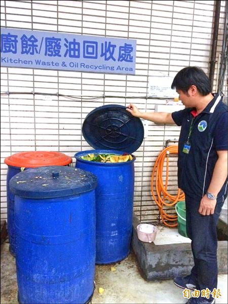 環保局針對轄內六大賣場稽查廚餘流向。（記者蔡文居攝）