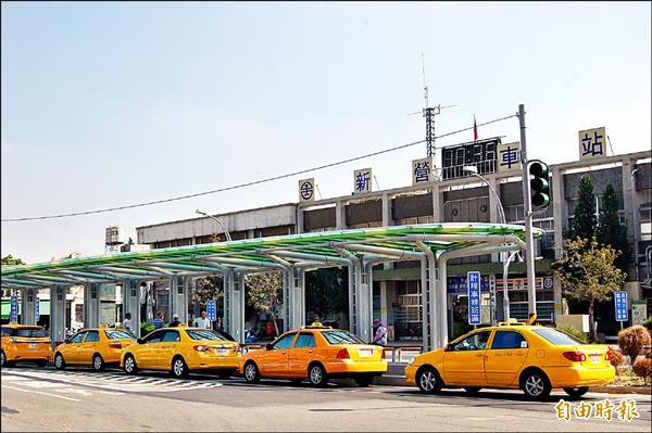 新營火車站站前轉乘設施及整體動線整建工程完工啟用，民眾希望有效改善站前交通經常壅塞狀況。（記者王涵平攝）