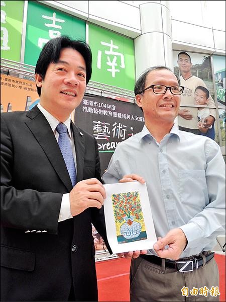 市長賴清德（左）在吳鴻滄老師（右）指導下，拓印首幅版畫作品。（記者洪瑞琴攝）