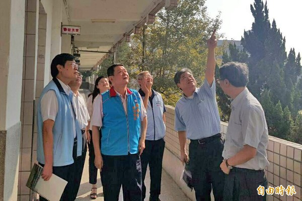 台中市國民黨西屯南屯立委參選人蔡錦隆（左二）會勘西苑高中，獲國教署允諾優先修繕。（記者蘇金鳳攝）