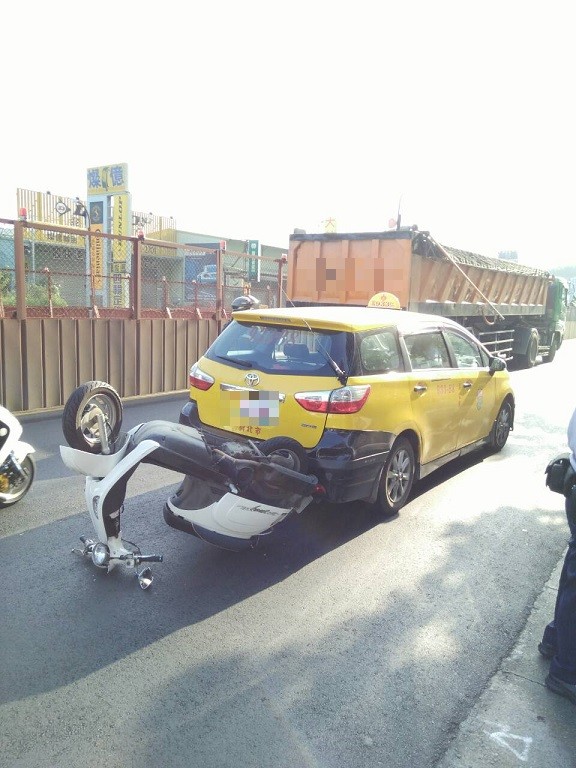 張女緊急剎車只剎前輪，導致整輛機車180度倒栽蔥。（記者黃捷翻攝） 