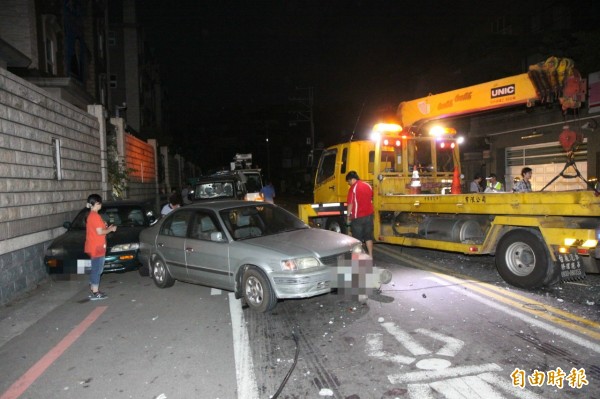 一輛吊車行經明湖路、柴橋路口時，疑似煞車失靈暴衝。（記者王駿杰攝）
