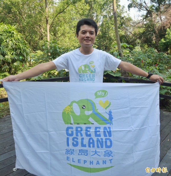 綠島大象爸爸李孟發將帶著綠島大象前往香港中文大學進行環境教育國際交流。（記者王敏為攝）