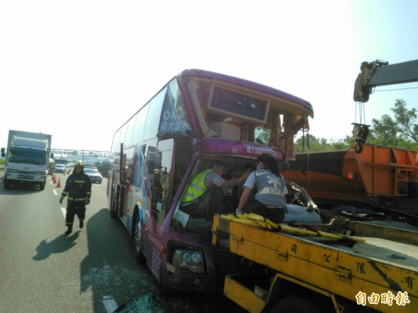 鼎金國中畢業旅行剛出發即發生車禍，造成一女學生左腳斷肢，目前已經成功接回。（記者洪定宏翻攝）