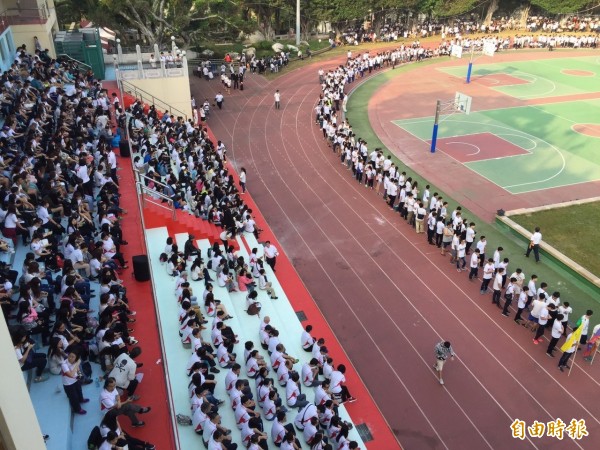 建國科技大學今天起一連3天校慶，首日1萬多名師生操場集合，透過空拍機的鳥瞰角度，呈現萬名學生的壯觀場景。（記者張聰秋攝）