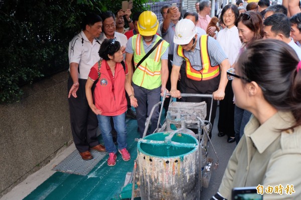 北市府推行「鄰里交通環境改善計劃」，大學里為第二個示範里。台北市長柯文哲到現場視察施工進度，體驗「劃設」標線行人道。（記者盧姮倩攝）