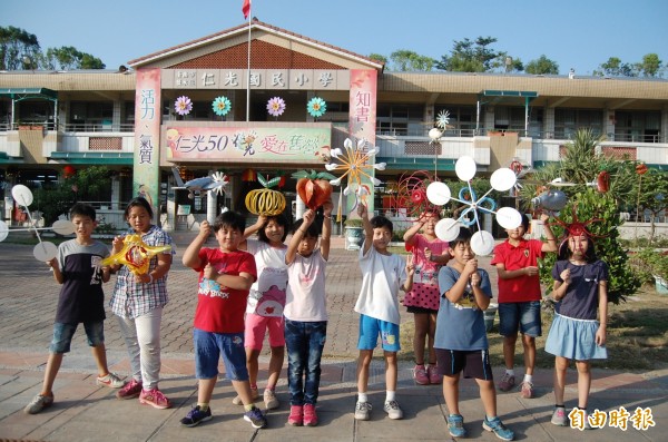 鹽水區仁光國小歡慶50週年校慶，校園布置環保創意風車。（記者楊金城攝）