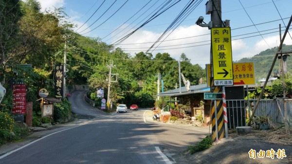 新竹縣竹東鎮瑞峰里民抱怨，常見大型遊覽車自橫山內灣走竹35線鄉道，冒險抄近路到122號縣道，威脅人車安全。（記者廖雪茹攝）