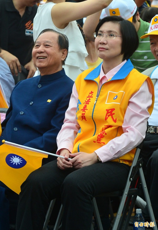 徐欣瑩（右）透露，自己還是學生時曾罹患腫瘤，在拜了妙天禪師（左）為師並禪坐兩個月後，腫瘤竟神奇消失了。（資料照，記者王藝菘攝）