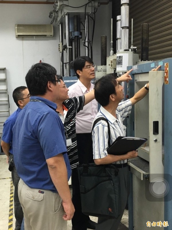 工務局今日現場稽核實驗室，以確保公共工程材料試驗公正性。（記者洪瑞琴攝）