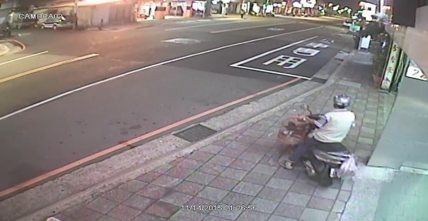 藍姓嫌犯（左）騎車偷走水族館老闆飼養的小崠鳥。（記者吳仁捷翻攝）