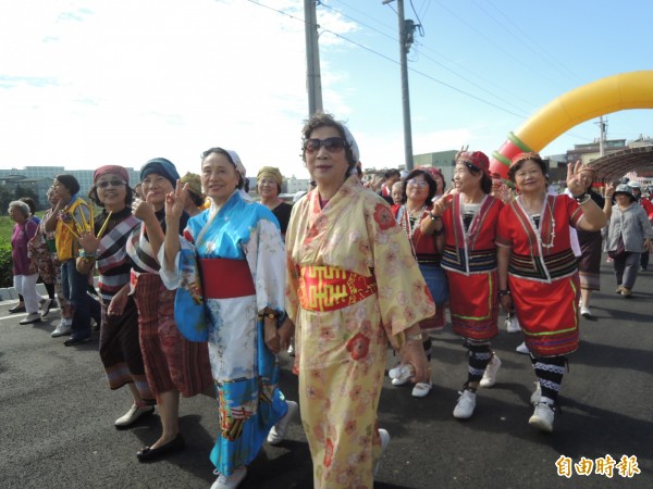 新豐鄉「天天開心隊」婆婆盛裝表演，為萃豐大道竣工通車典禮熱場。（記者廖雪茹攝）