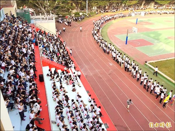 建國科技大學今天起一連3天校慶，首日1萬多名師生操場集合，透過空拍機的鳥瞰角度，呈現萬名學生的壯觀場景。（記者張聰秋攝）