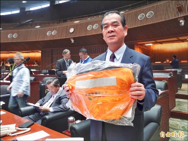 宜蘭縣議員沈德茂批包內許多裝備至今早已不堪使用，也沒聽過縣府宣導要保養更新。（記者簡惠茹攝）