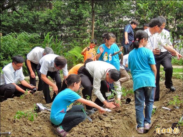台北市長柯文哲推動田園城市，和小朋友體驗種小番茄。（資料照，記者梁珮綺攝）
