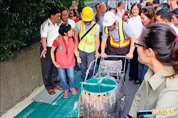 北市府推行「鄰里交通環境改善計畫」，大學里為第二個示範里，台北市長柯文哲昨到現場視察施工進度，體驗「劃設」標線行人道。（記者盧姮倩攝）