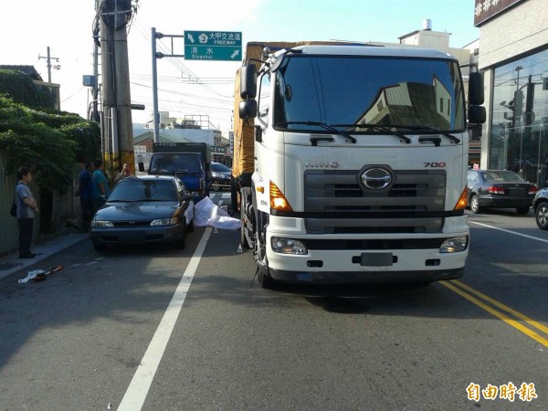 大甲區發生大貨車與機車車禍，女騎士當場喪命。（記者張軒哲攝）
