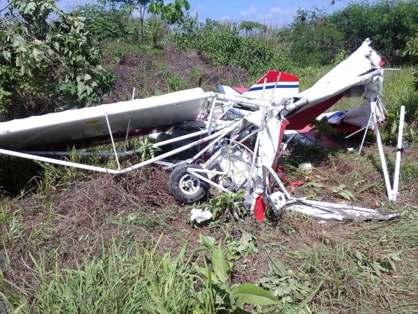 輕航機起飛不久就墜落在屏東縣高樹鄉廣福大橋附近堤防，輕航機斷成兩截，毛男也摔斷兩條腿。（圖由警方提供）