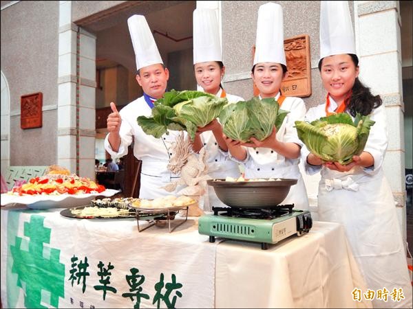 宜蘭縣政府推出宜蘭嚴選高麗菜，耕莘師生入菜烹煮佳餚。（記者簡惠茹攝）