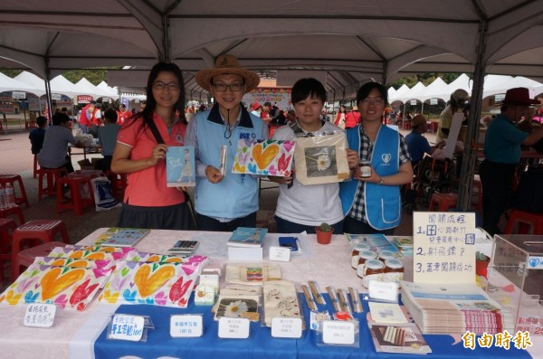 國民黨新竹市立委參選人鄭正鈐（左2）參加國際身障日活動，用行動支持身心障礙團體，認購3000份手工香皂，幫助弱勢團體。（記者洪美秀攝）