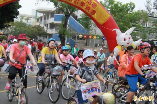 興中國小親、師、生300人騎單車繞行學區，沿途放送校歌，號召社區居民參加百年校慶系列活動。（記者余雪蘭攝）