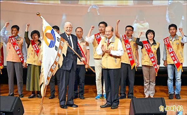 台聯昨舉行14週年黨慶，黨主席黃昆輝為立委參選人披綵帶，並接受前總統李登輝授旗。（記者方賓照攝）