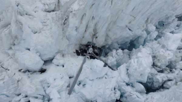 紐西蘭一架載有6人的直升機墜毀於熱門旅遊景點福斯冰河（Fox Glacier），紐西蘭警方證實，機上包括飛行員在內的7人全數罹難，圖為直升機殘骸。（圖擷取自Stuff.co.nz）