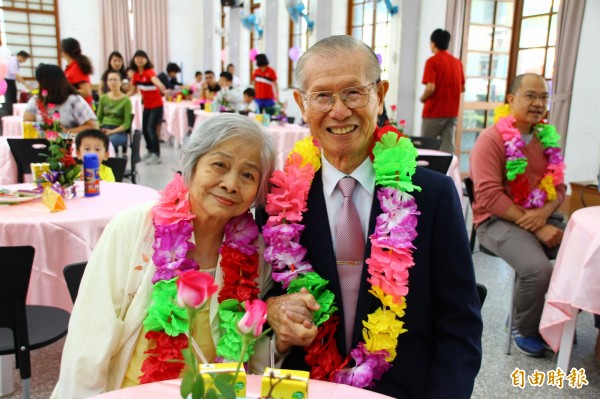 今年86歲吳漢彬、85歲林麗卿結婚62年從不吵架，恩愛如昔，幸福洋溢。（記者佟振國攝）