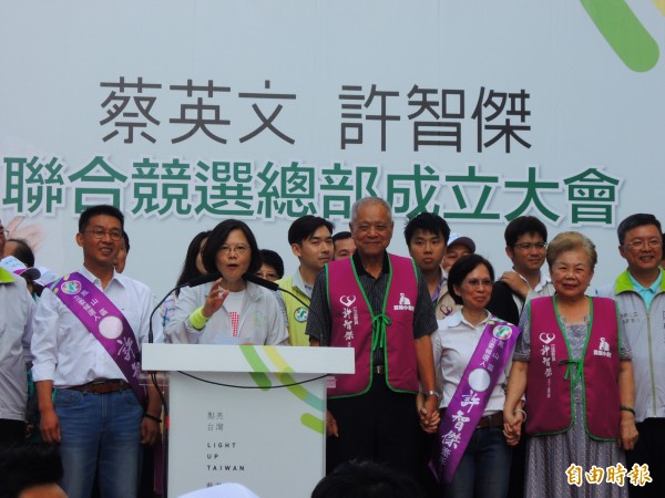 柯文哲父母到高雄市鳳山區為蔡英文及立委參選人許智傑站台。(記者黃旭磊攝) 柯文哲父母到高雄市鳳山區為蔡英文及立委參選人許智傑站台。(記者黃旭磊攝)