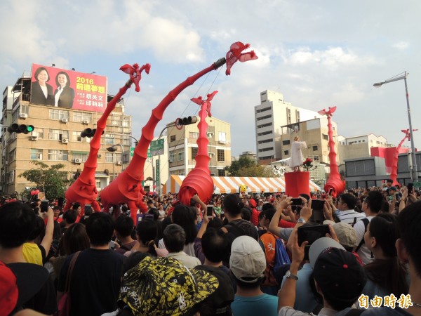 法國歐芙劇團「巨型長頸鹿」踩街吸引民眾爭相拍照。（記者洪瑞琴攝）