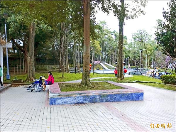 老婦在台北市青年公園附近，遇上詐騙祈福黨。（記者王冠仁攝）