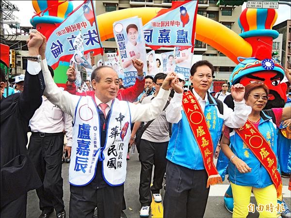 王金平（左）積極展開輔選行程，昨天為競選立委連任的盧嘉辰（中）站台。（記者翁聿煌攝）