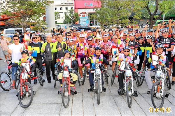 有愛無礙團完成手搖車環島，台中市政府為其舉辦歡迎會。（記者張菁雅攝）