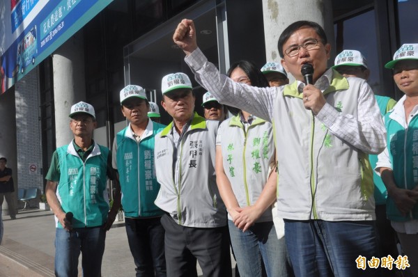 民進黨台東立委參選人劉櫂豪（右）今早九點辦理選舉登記，爭取連任。（記者黃明堂攝）