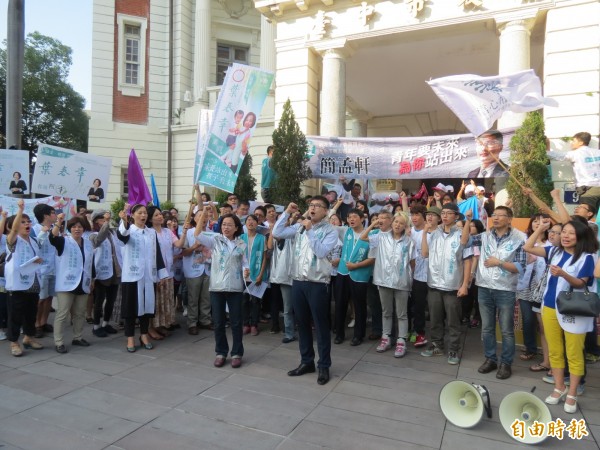 中市立委選舉登記，參選人葉春幸與簡孟軒，上午6點到場等候搶頭香登記。（記者蘇孟娟攝）