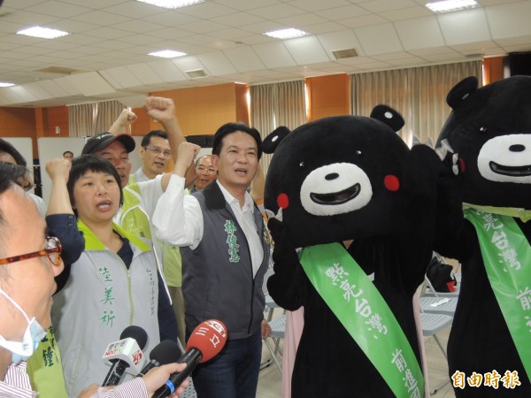 林俊憲由台灣黑熊吉祥物陪同完成參選立委登記，力拚民進黨國會過半。（記者蔡文居攝）