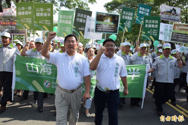 陳明文及蔡易餘前往選委會登記。（記者吳世聰攝）