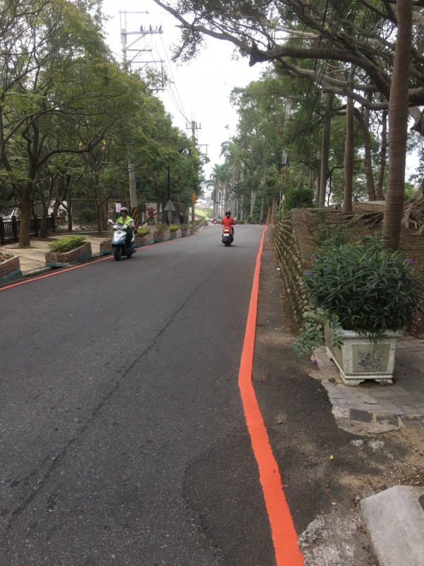 通往功維敘隧道的公園路兩側已劃上紅線，嚴禁停車、設攤。（圖由警方提供）