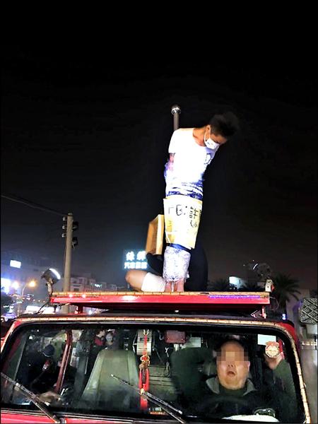 許姓男子過生日，遭友人們惡搞綑綁在吉普車鋼管上遊街示眾。（記者王俊忠翻攝自蘇姓網友臉書）