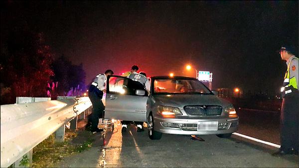 母女倆疑似車內空氣循環不佳，出現意識模糊症狀，警消到場趕緊將二人送醫急救。（記者劉濱銓翻攝）