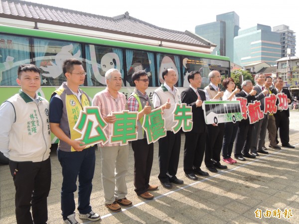 台南公車第一條綠幹線公車優先號誌系統正式啟用上路。（記者洪瑞琴攝）