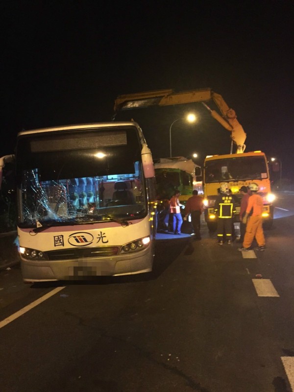 國光客運被聯結車追撞。（記者彭健禮翻攝）