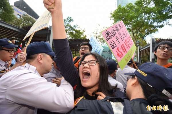 國民黨副總統參選人王如玄23日陪同立委參選人至台北市選委會聯合登記，關廠工人前往抗議與警方發生推擠衝突。（記者簡榮豐攝）