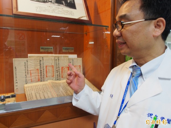 衛生福利部台東醫院院長祝年豐看著台灣總督府立台東醫院的移交清冊，也思考著這間百年老醫院的未來。（記者王秀亭攝）