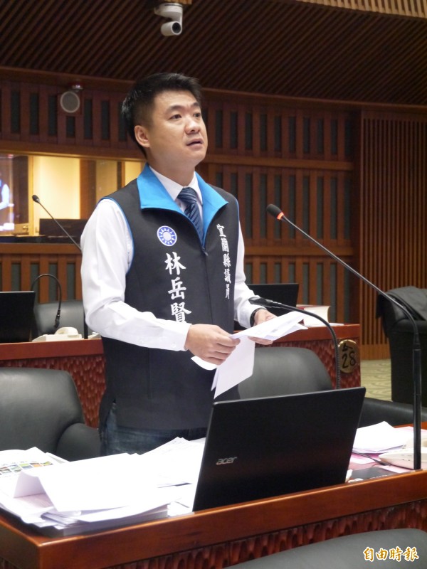 議員林岳賢要求林聰賢大選後邀新總統登島掛牌。（記者簡惠茹攝）